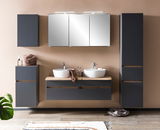 Moderner Badezimmer-Hängeschrank in dunklem Grau, frontal fotografiert, Teil eines stilvollen Badezimmersetups mit Waschbecken und Spiegel.