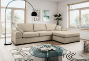 Beiges L-förmiges Ecksofa mit Recamiere rechts in modernem, hellem Wohnzimmer, fotografiert in frontaler leicht seitlicher Perspektive.