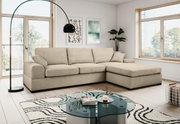 Beiges L-förmiges Ecksofa mit Recamiere rechts in modernem, hellem Wohnzimmer, fotografiert in frontaler leicht seitlicher Perspektive.
