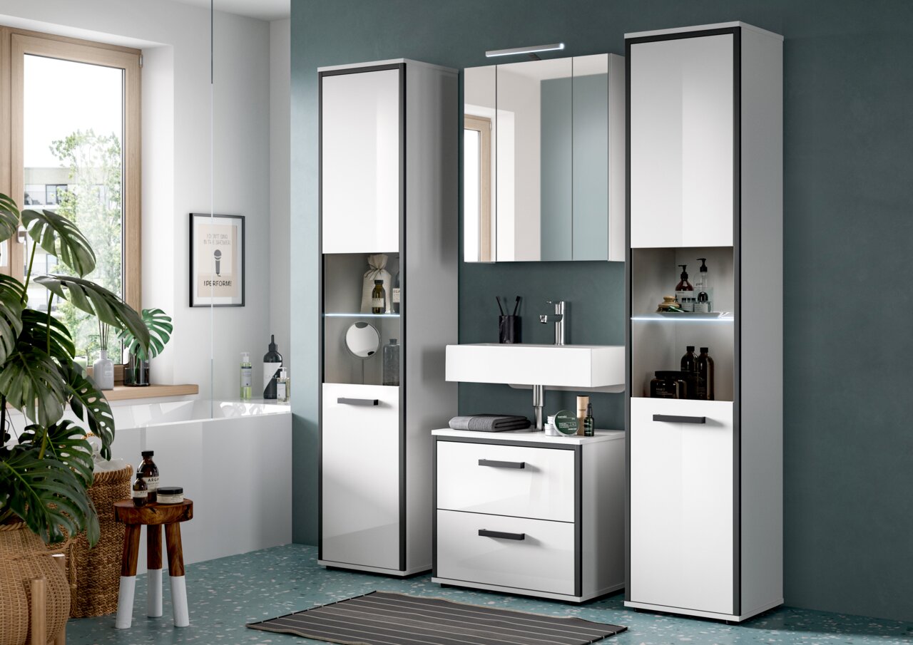 Modernes Badezimmermöbel-Set in Weiß mit schwarzen Griffen: Waschtischunterschrank mit Aufsatzwaschbecken, Spiegelschrank mit LED-Leuchte und zwei Hochschränke mit beleuchteten offenen Fächern; frontale Perspektive.