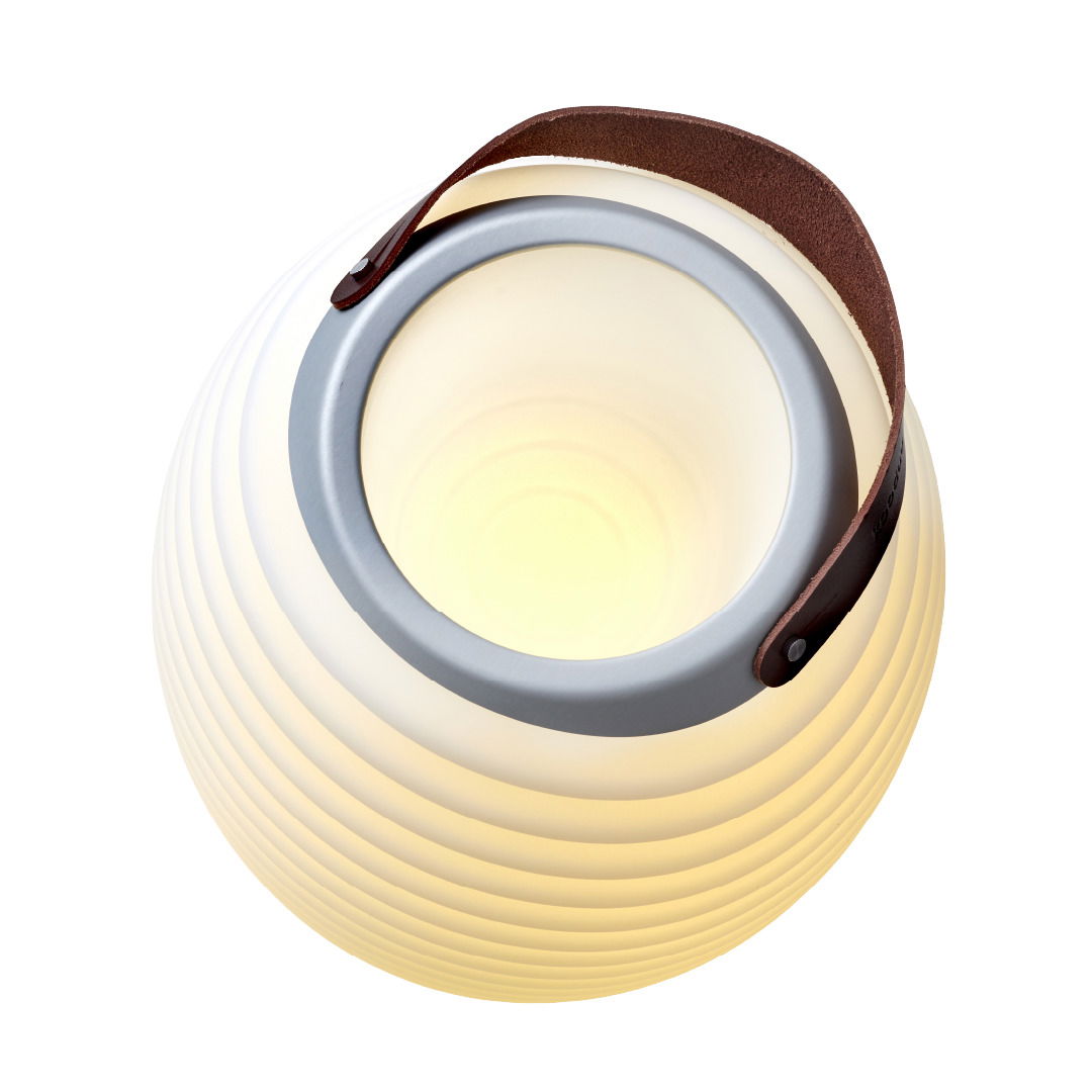 Akkubetriebene Leuchte mit Lautsprecher, von oben betrachtet, mit einem Tragegriff aus Leder.