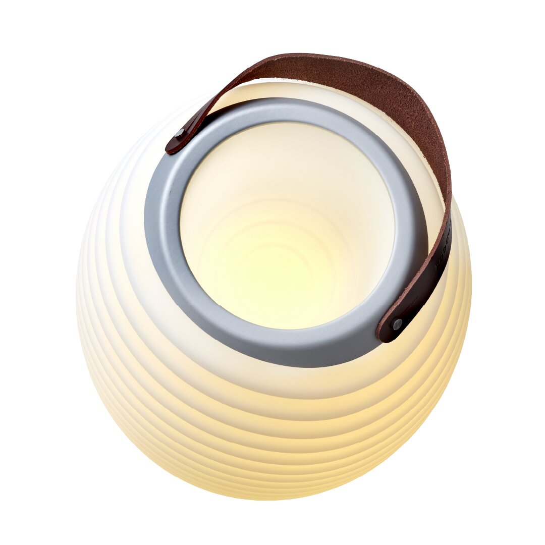 Een lamp op batterijen met luidspreker, gezien van bovenaf, met een lederen handvat.