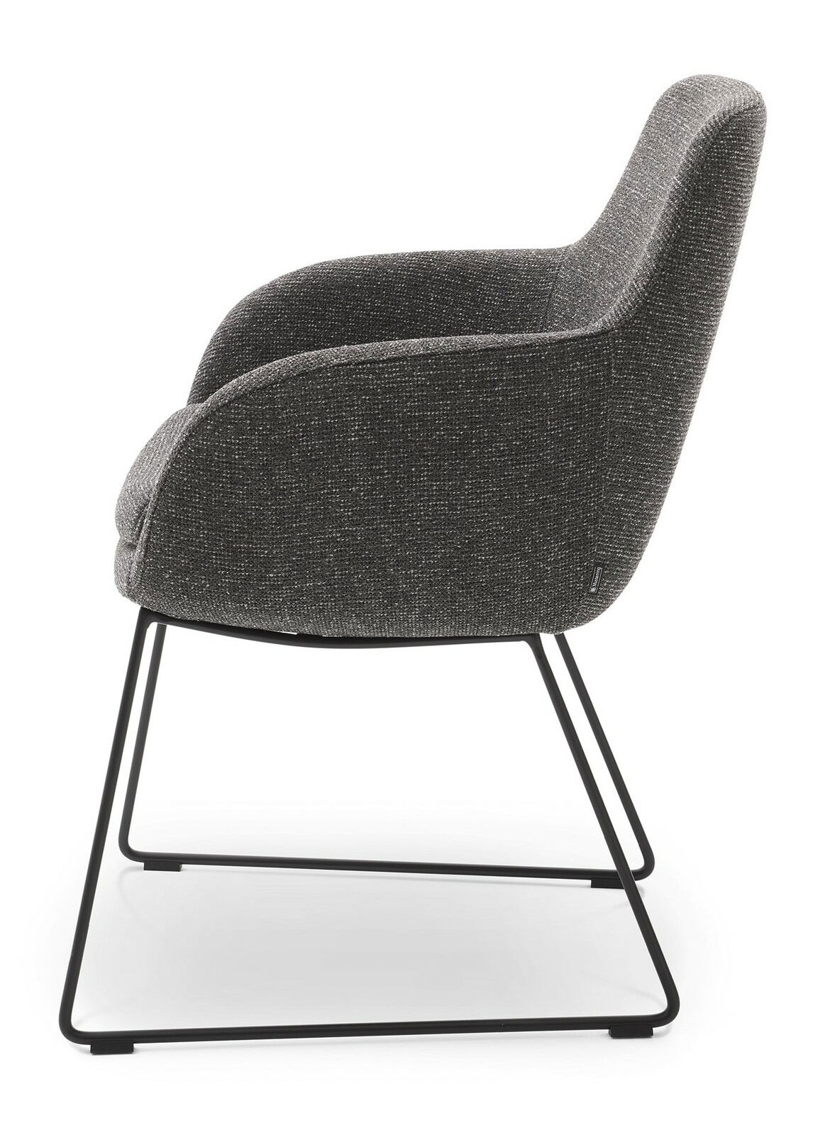 Seitenansicht eines modernen Armlehnstuhls mit grauem Stoffbezug und schwarzem Metallgestell.