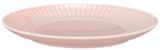 Runder Brotteller aus rosa Keramik mit geriffeltem Rand, seitliche Perspektive