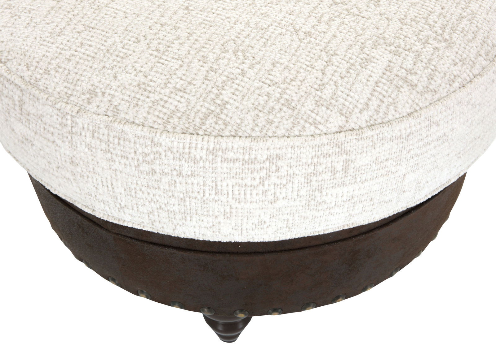 Nahaufnahme eines Hockers mit weißem, strukturiertem Stoffbezug und dunklem, genietetem Metallrahmen, seitliche Perspektive.