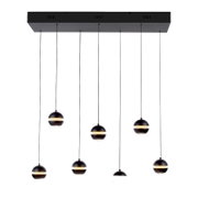 Moderne zwarte hanglamp met meerdere lampen, voorzien van een rechthoekige plafondkap en meerdere bolvormige lampenkappen aan lange kabels, met een warme lichtkleur, vooraanzicht licht van onderaf