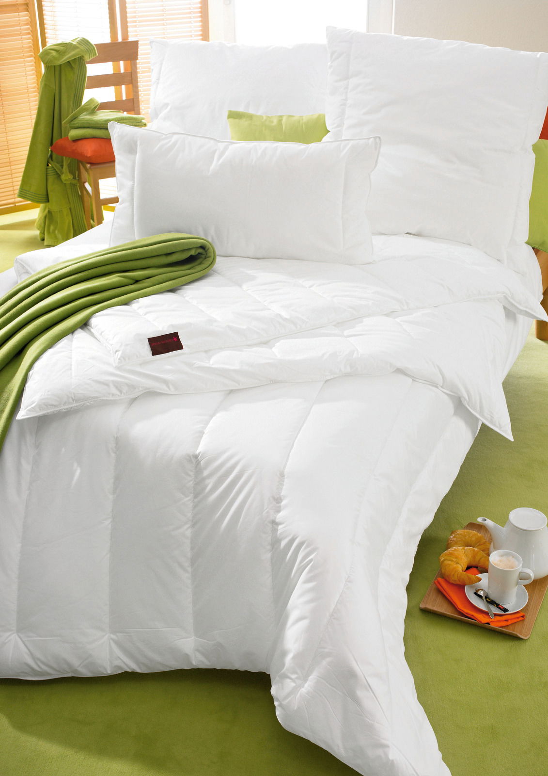 Vegan Dream Bettdecke in einem gemütlichen Schlafzimmer, mit grünen Akzenten und einem Frühstückstablett, aus der Vogelperspektive.