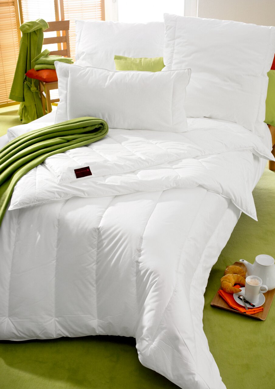 Vegan Dream Bettdecke in einem gemütlichen Schlafzimmer, mit grünen Akzenten und einem Frühstückstablett, aus der Vogelperspektive.