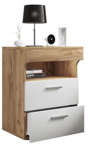 Moderner Nachttisch in Holzoptik mit zwei weißen Schubladen (eine geöffnet) und offenem Ablagefach mit Büchern; oben dekoriert mit schwarzer Tischlampe, Vase, Wecker und Glas, Ansicht schräg von vorn.