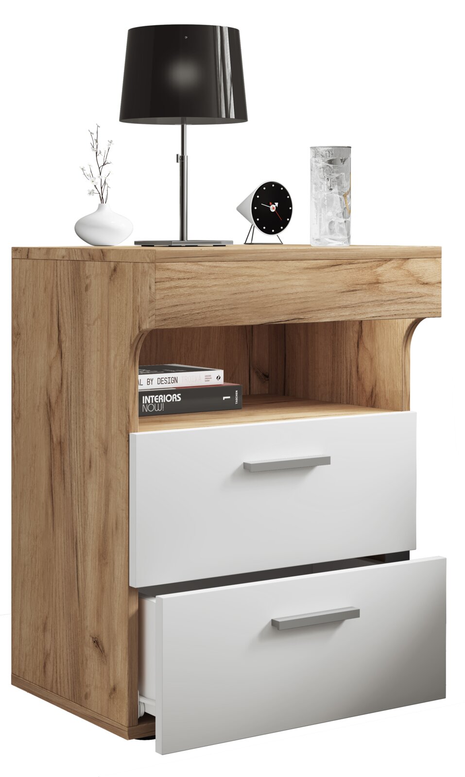 Moderner Nachttisch in Holzoptik mit zwei weißen Schubladen (eine geöffnet) und offenem Ablagefach mit Büchern; oben dekoriert mit schwarzer Tischlampe, Vase, Wecker und Glas, Ansicht schräg von vorn.