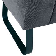 Nahaufnahme einer grauen 2er-Sitzbank mit Metallbeinen, seitliche Perspektive