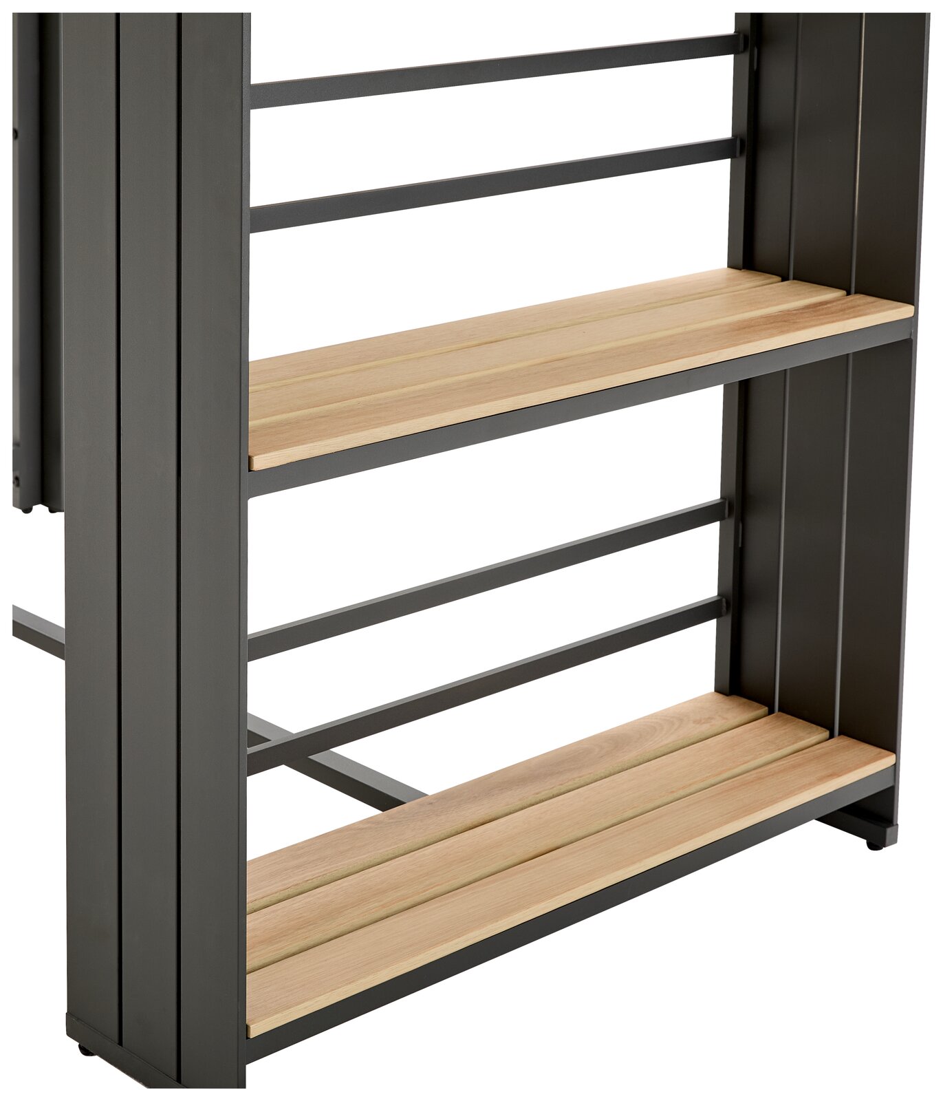 Nahaufnahme eines Bar-Sets mit Metallrahmen und Holzböden, seitliche Perspektive