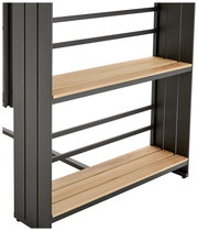 Nahaufnahme eines Bar-Sets mit Metallrahmen und Holzböden, seitliche Perspektive