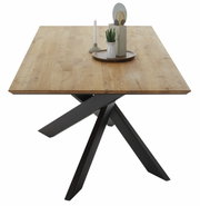 Moderner Esstisch mit Holzplatte und schwarzem Metallgestell, seitliche Perspektive