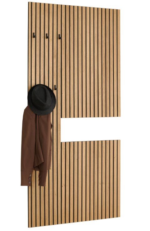 Moderne Garderobenpaneel aus hellem Holz mit vertikalen schwarzen Lamellen, mehreren schwarzen Haken und weißem Ablagefach, mit aufgehängtem braunem Mantel und schwarzem Hut; Ansicht schräg von vorne.