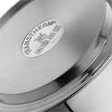 Nahaufnahme des Bodens eines Edelstahl-Flötenkessels mit TransTherm-Logo und Symbolen für verschiedene Herdarten.