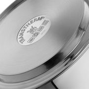 Nahaufnahme des Bodens eines Edelstahl-Flötenkessels mit TransTherm-Logo und Symbolen für verschiedene Herdarten.