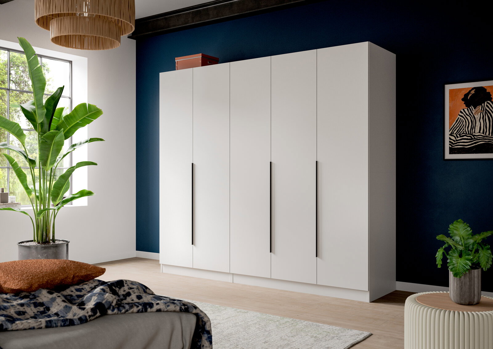 Moderner weißer Kleiderschrank mit fünf Türen und langen schwarzen Griffen in einem Schlafzimmer vor dunkelblauer Wand, perspektivische Frontansicht leicht von links