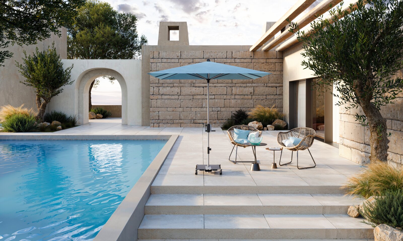 Knirps Kurbelschirm 8-tlg APOLL SHEL Moderner Poolbereich mit blauem Sonnenschirm auf Ständer, zwei Loungesesseln und kleinem Tisch auf heller Terrasse vor Steinmauer, aufgenommen in frontaler Perspektive auf Augenhöhe.