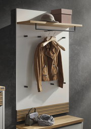 Garderobenpaneel in moderner Optik mit Haken, Ablage und Kleiderstange, frontal fotografiert. Eine Jacke hängt an einem Kleiderbügel, darüber ein Hut und eine Box auf der Ablage.