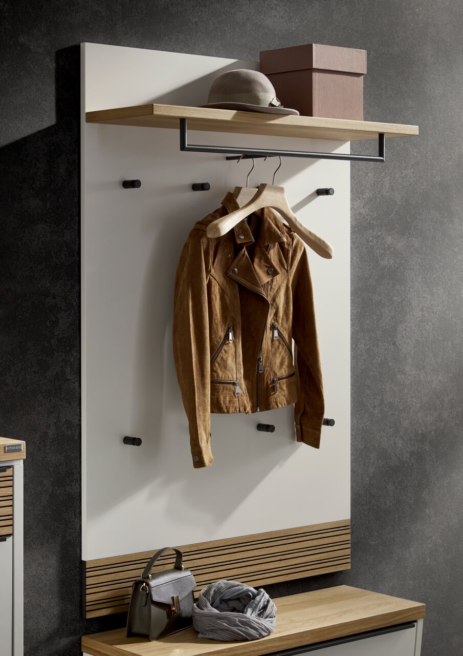 Dieter Knoll Garderobenpaneel breit ARCO NOVA Garderobenpaneel in moderner Optik mit Haken, Ablage und Kleiderstange, frontal fotografiert. Eine Jacke hängt an einem Kleiderbügel, darüber ein Hut und eine Box auf der Ablage.
