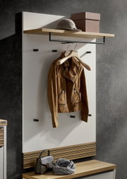 Garderobenpaneel in moderner Optik mit Haken, Ablage und Kleiderstange, frontal fotografiert. Eine Jacke hängt an einem Kleiderbügel, darüber ein Hut und eine Box auf der Ablage.