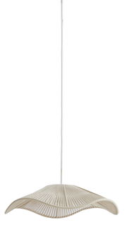 Moderne Hängeleuchte mit wellenförmigem, geflochtenem Schirm aus der Seitenperspektive.