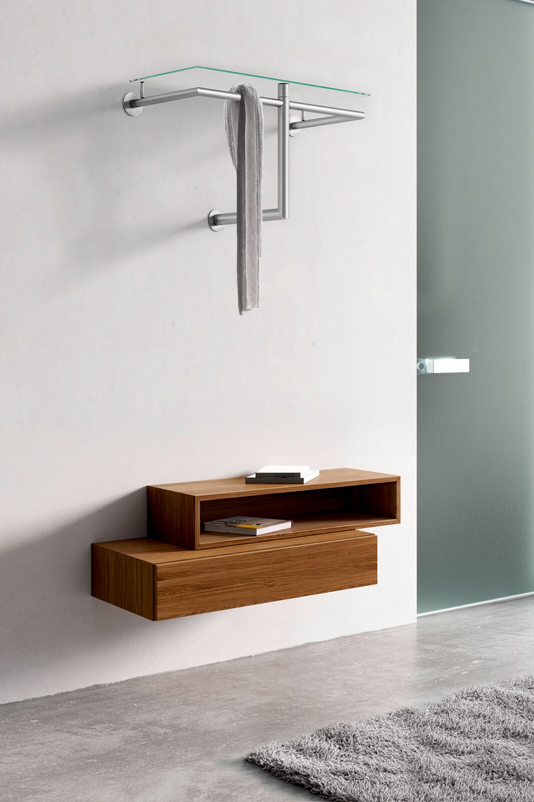 ZACK Wandgarderobe mit Glasablage ABILIO Wandmontierter Garderobenhalter aus gebürstetem Edelstahl mit Glasablage und Handtuch, darunter schwebendes Holz-Wandregal mit Ablagefächern, schräg von vorn rechts aufgenommen