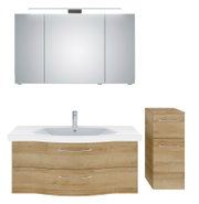 Badezimmermöbel-Set bestehend aus einem großen Spiegelschrank mit Beleuchtung, einem Waschtisch mit zwei Schubladen und einem zusätzlichen Schrank, alle in Holzoptik. Frontalansicht.