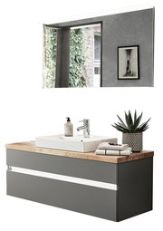 Moderne Badkombination mit grauem Unterschrank, Holzarbeitsplatte und integriertem Waschbecken, aus der Perspektive von vorne betrachtet. Darüber ein großer Spiegel mit seitlichem Blick auf eine begrünte Wand.