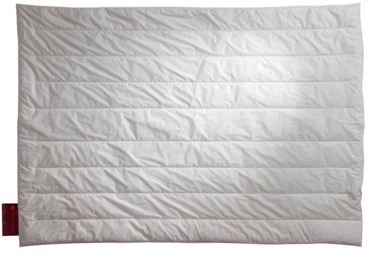 Weiße Bettdecke in der Größe 155x220 cm, von oben fotografiert, mit einem roten Etikett an der Seite.