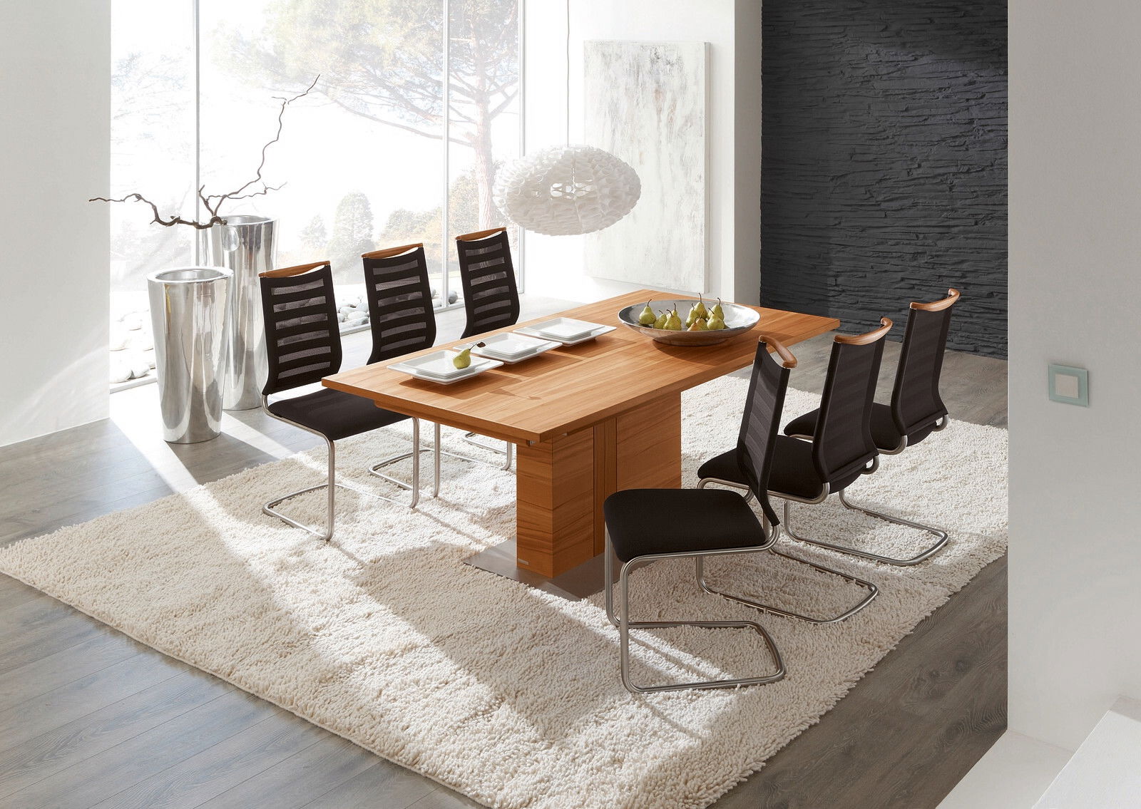 Moderner Freischwinger-Stuhl in einem eleganten Esszimmer, seitliche Perspektive