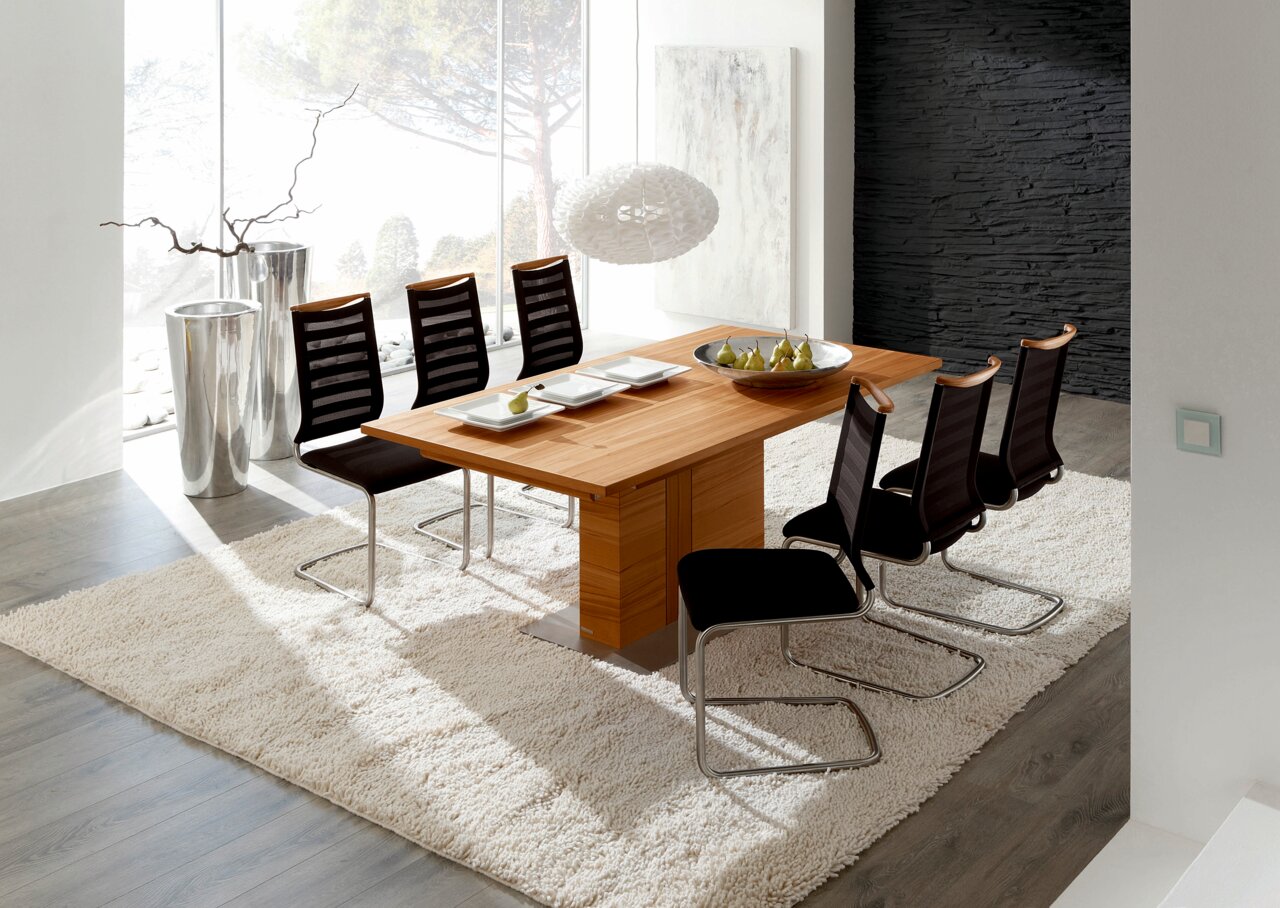 Moderner Freischwinger-Stuhl in einem eleganten Esszimmer, seitliche Perspektive