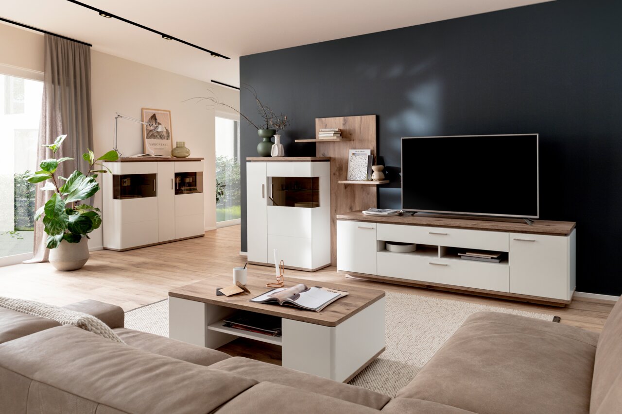 Modernes Wohnzimmer mit weißem Highboard, Sideboard und Couchtisch in Holzoptik, seitliche Perspektive