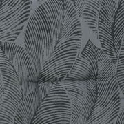 Nahaufnahme einer Sesselauflage mit grauem Blattmuster