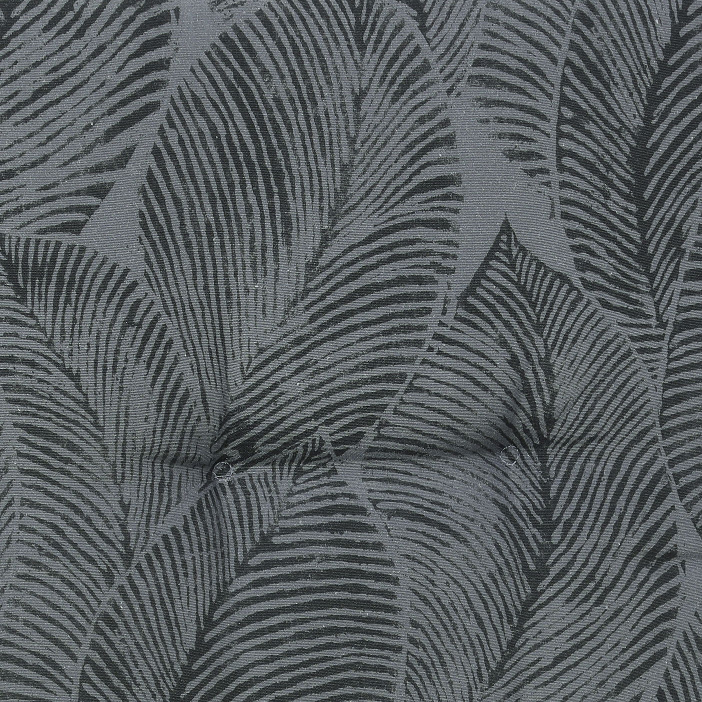 Nahaufnahme einer Sesselauflage mit grauem Blattmuster