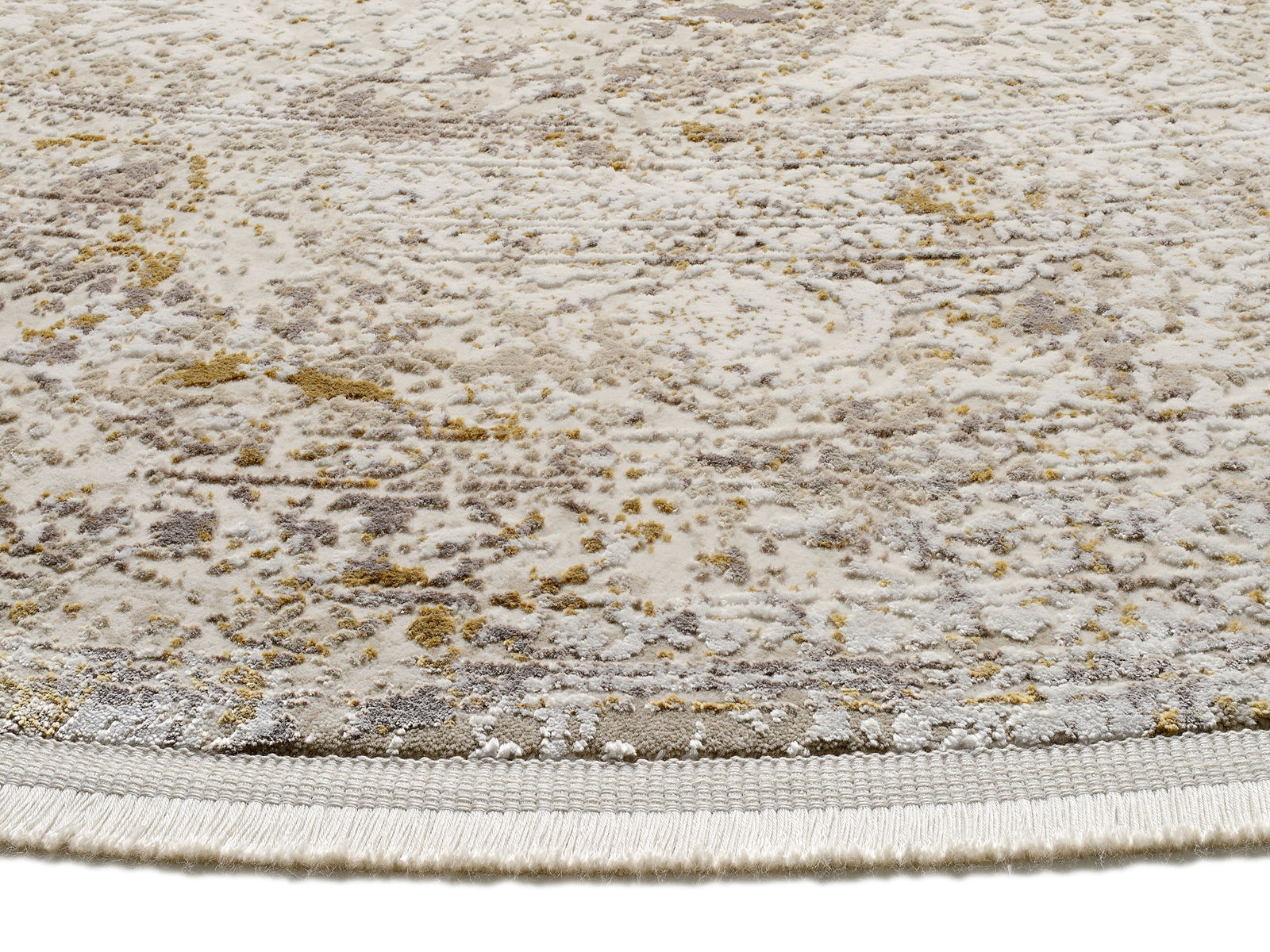 Nahaufnahme eines Designer Teppichs mit abstraktem Muster in Beige- und Grautönen, perspektivisch von der Seite aufgenommen.