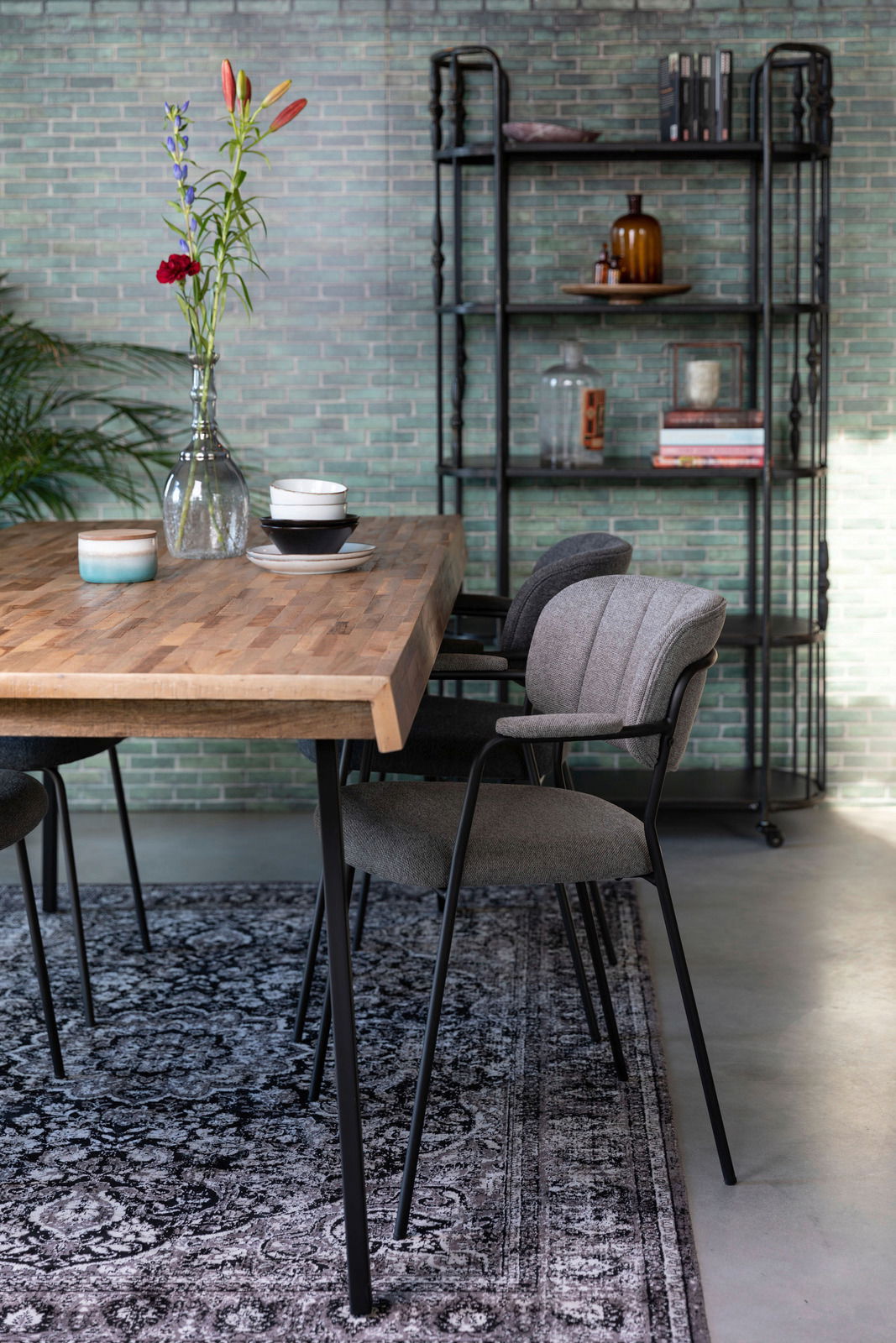 Z2 Armlehnenstuhl JOLIEN Grauer Armlehnenstuhl an einem Holztisch, seitliche Perspektive