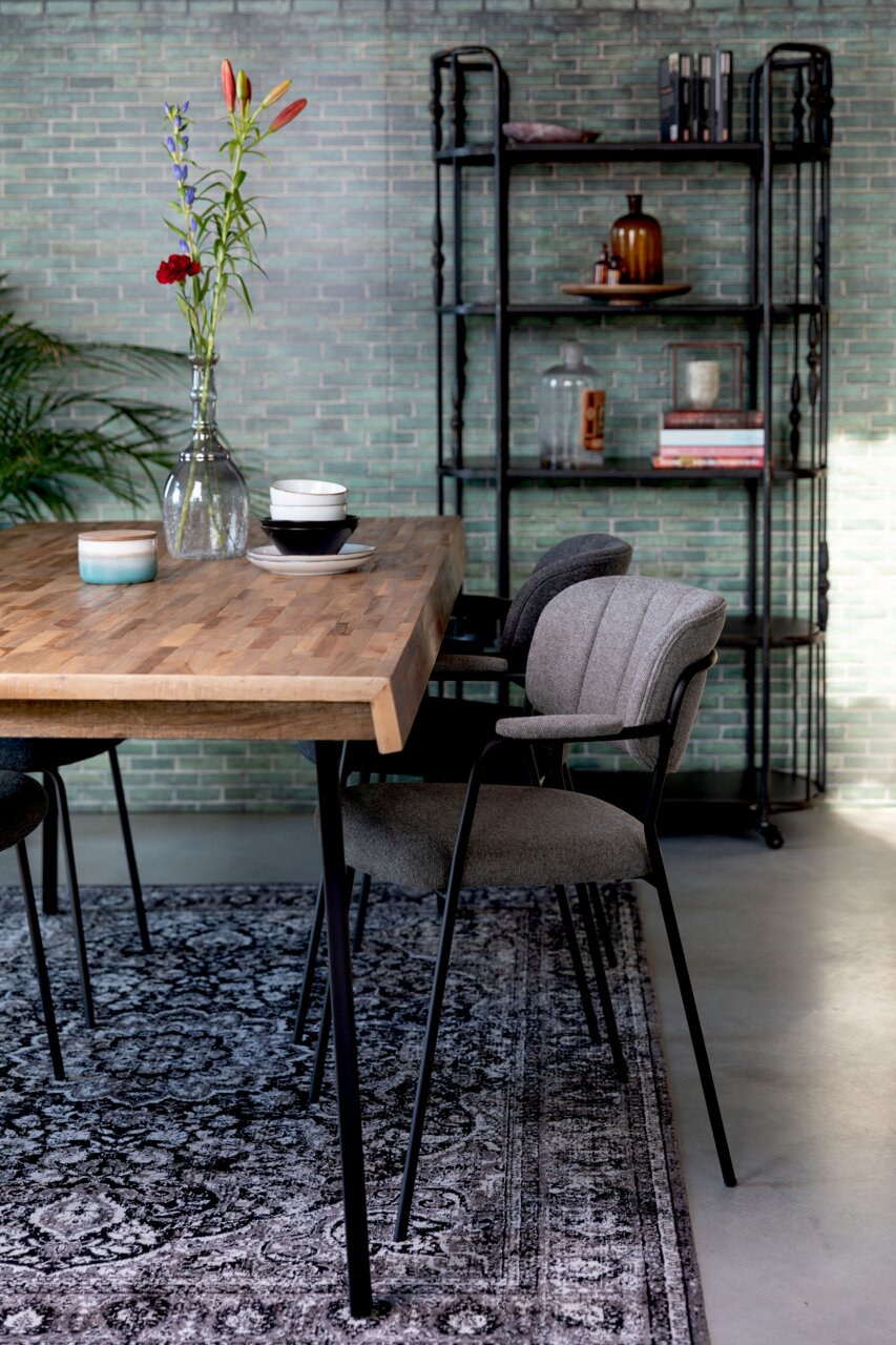 Z2 Armlehnenstuhl JOLIEN Grauer Armlehnenstuhl an einem Holztisch, seitliche Perspektive