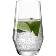 Ein elegantes, transparentes Glas mit 365 ml Fassungsvermögen, gefüllt mit sprudelndem Wasser und Limettenscheiben, seitliche Perspektive.