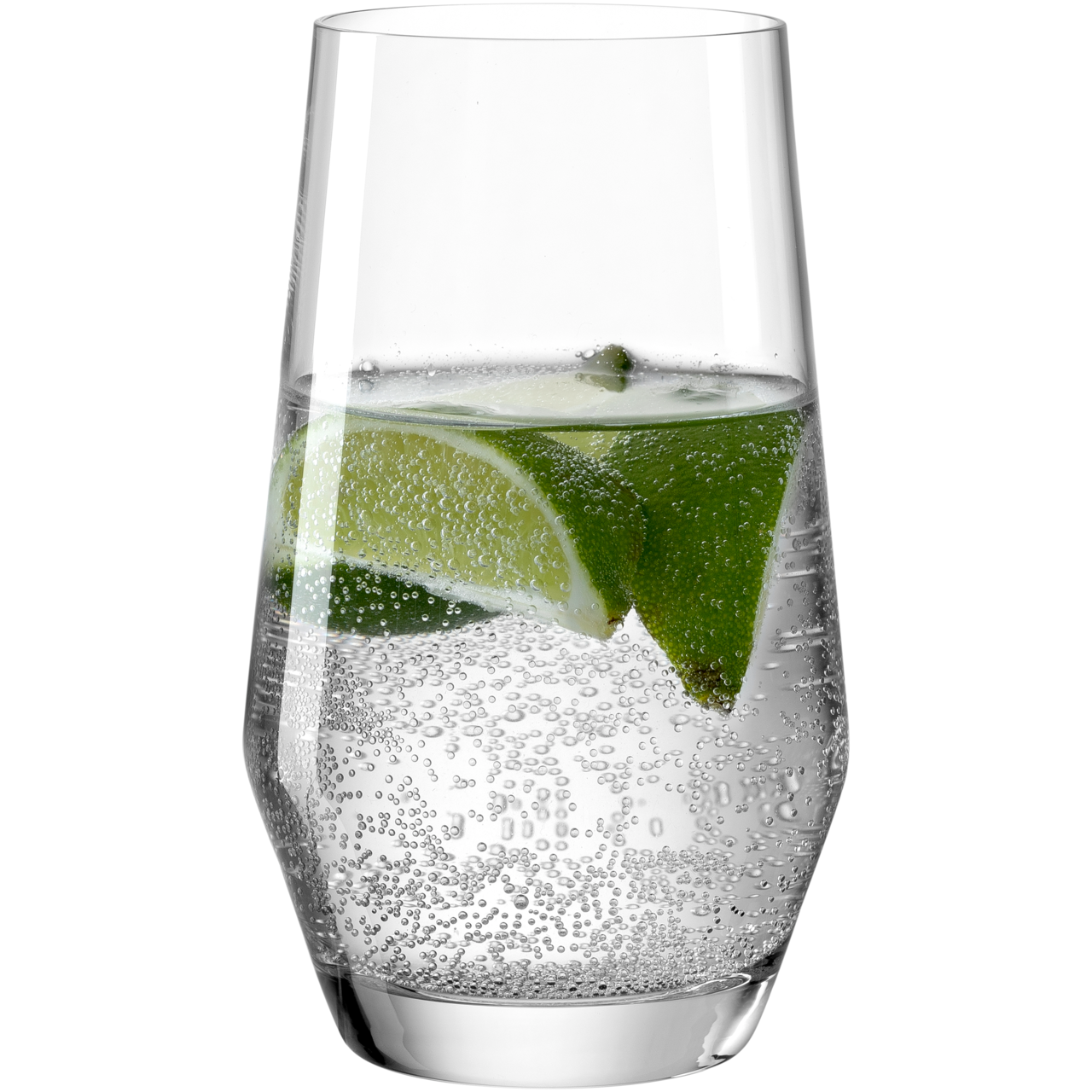 Ein elegantes, transparentes Glas mit 365 ml Fassungsvermögen, gefüllt mit sprudelndem Wasser und Limettenscheiben, seitliche Perspektive.