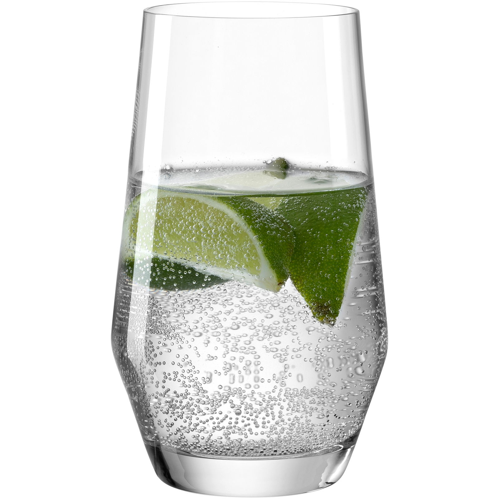 Ein elegantes, transparentes Glas mit 365 ml Fassungsvermögen, gefüllt mit sprudelndem Wasser und Limettenscheiben, seitliche Perspektive.