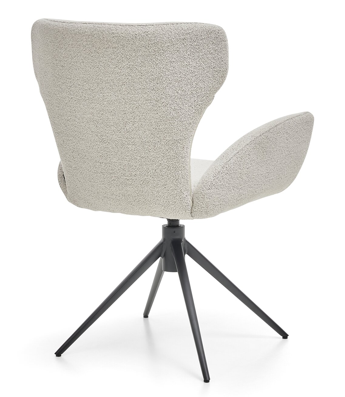 Achterkant van een moderne fauteuil met een lichtgrijze stoffen bekleding en een zwart metalen frame.