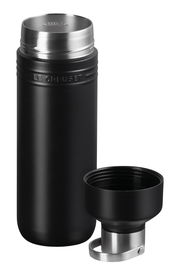 Schwarze, matte 1-Liter-Trinkflasche mit abgenommenem Deckel, seitliche Perspektive