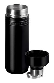 Schwarze, matte 1-Liter-Trinkflasche mit abgenommenem Deckel, seitliche Perspektive