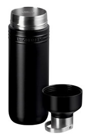 Schwarze, matte 1-Liter-Trinkflasche mit abgenommenem Deckel, seitliche Perspektive