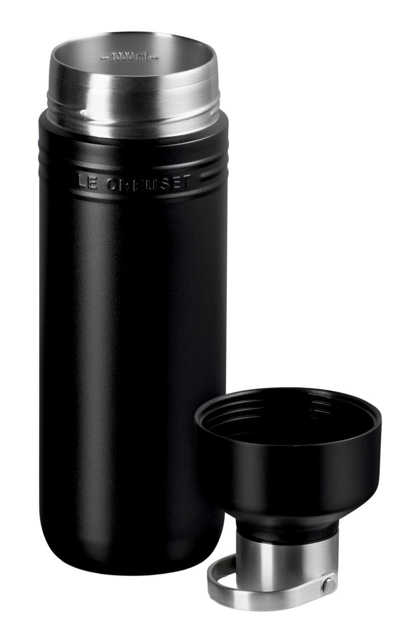 LE CREUSET Trinkflasche Schwarz Matt ON THE GO Schwarze, matte 1-Liter-Trinkflasche mit abgenommenem Deckel, seitliche Perspektive