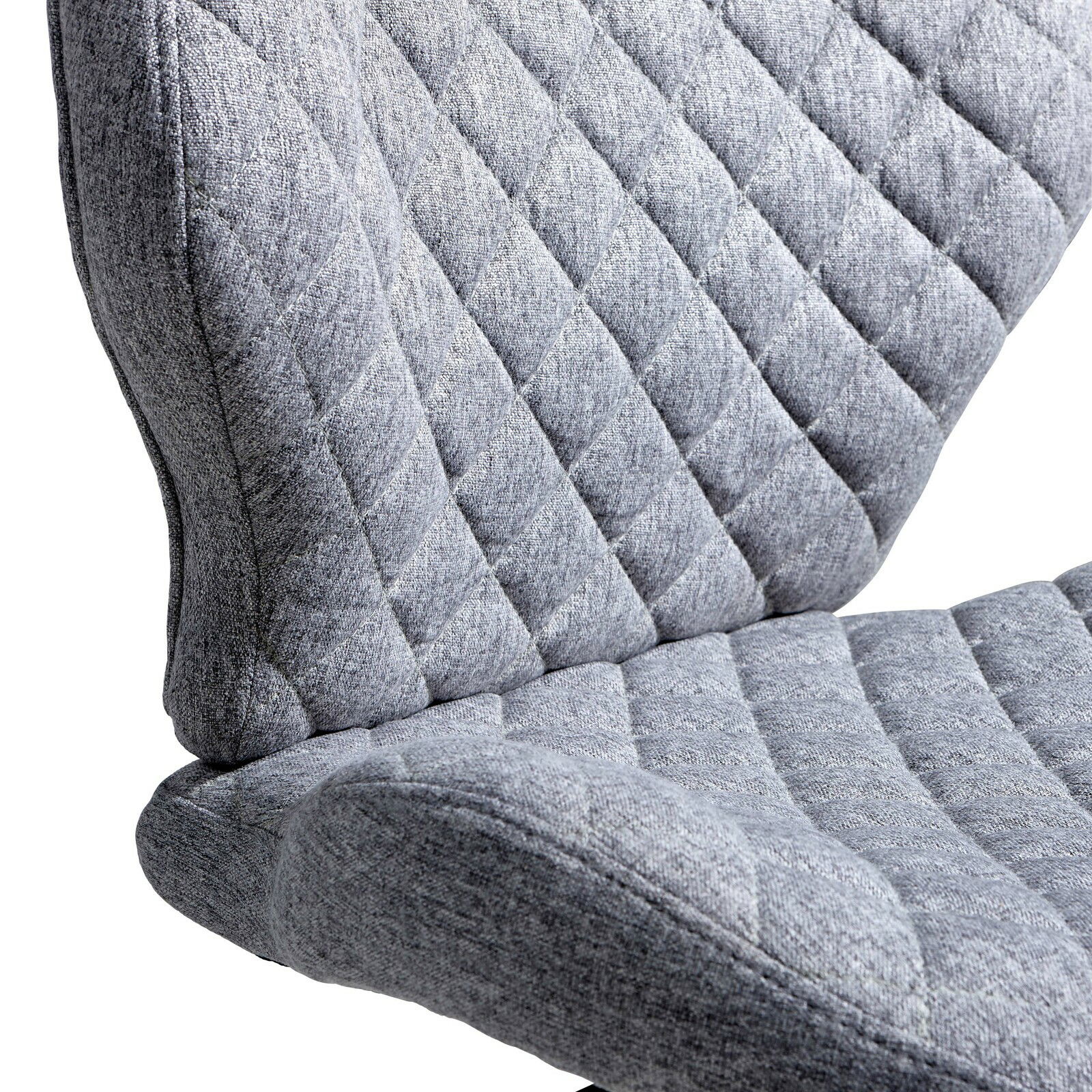 Nahaufnahme eines grauen, gepolsterten Drehstuhls mit gestepptem Stoffbezug, seitliche Perspektive
