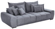 Graues Big-Sofa mit mehreren Kissen, seitliche Perspektive