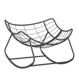 Moderner Schaukelsessel aus Metall in seitlicher Perspektive